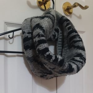 💙 3/$25 GAP unisex grey and black animal print pattern knit infinity sarf
